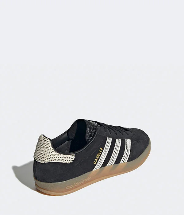 נעל ספורט שחורה ADIDAS GAZELLE עם שלושה פסים לבנים וסוליה בהירה, מיובא על ידי קבוצת אלפא