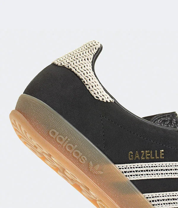 נעל אדידס גזלאל שחורה עם סוליית גומי וכיתוב GAZELLE, אופנת סניקרס CHOZEN