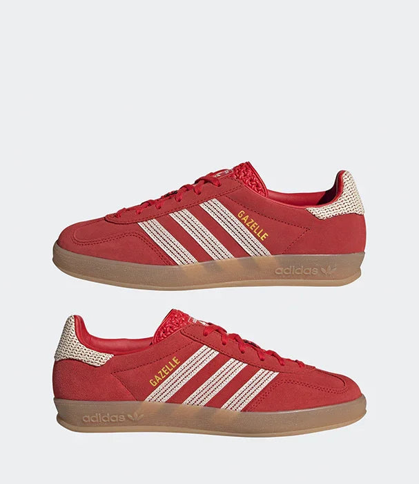נעלי אדידס גזאל אדומות עם סוליה חומה, אלמנטים לבנים, צילום זוג נעליים ל-CHOZEN