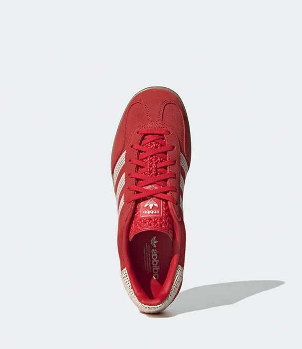 נעל אדידס אדומה עם שלושה פסים לבנים, צילום תקריב מלמעלה, נעליים מובילות ב-CHOZEN