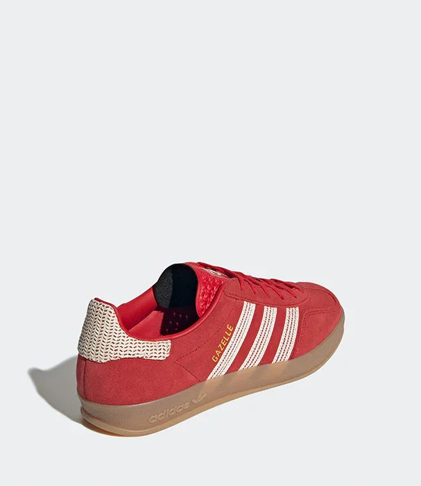 נעל אדידס גאזל אדומה עם שלושה פסים לבנים, סוליית גומי, מבית קבוצת אלפא CHOZEN