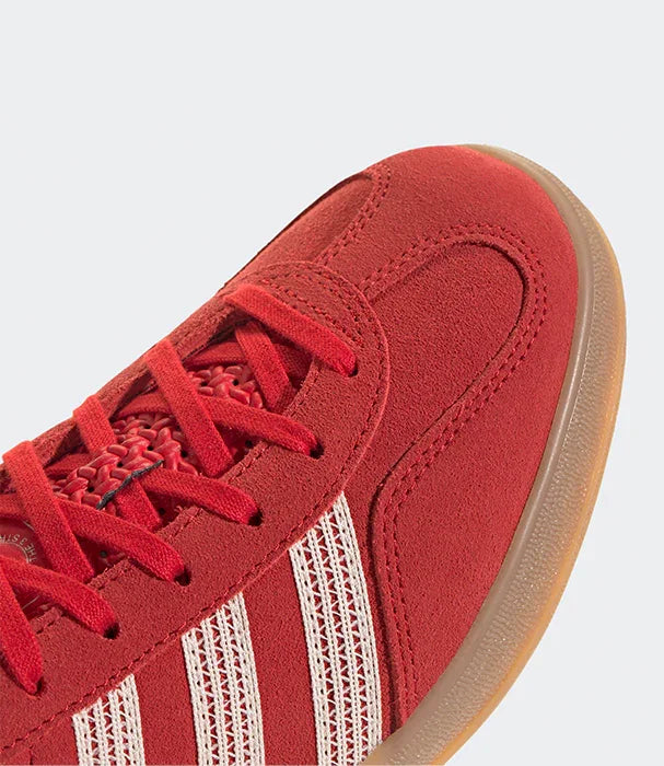 נעל אדומה דגם ספורט עם פסי זיהוי לבנים, תקריב על השרוכים והחלק הקדמי, CHOZEN