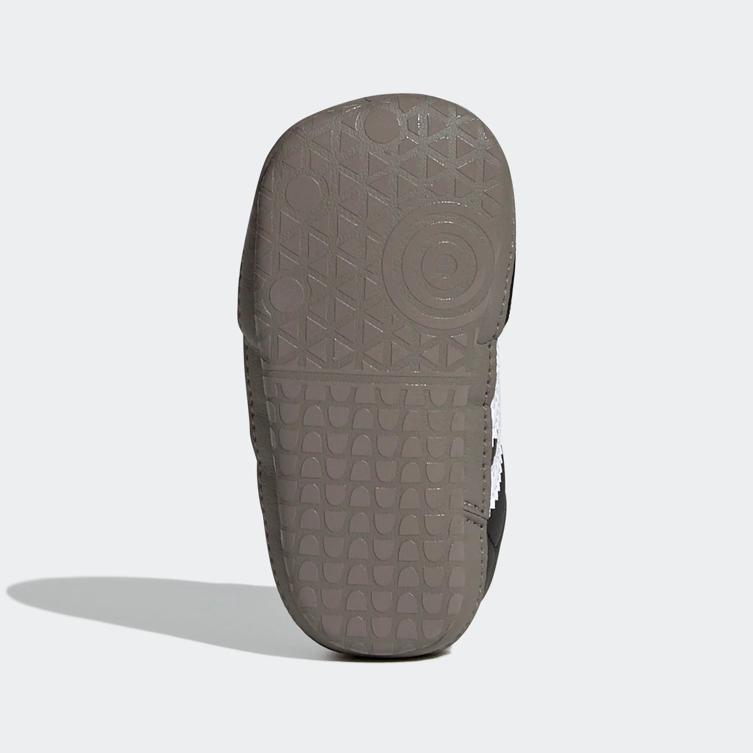 סוליית נעל ספורט בצבע אפור עם טקסטורה גיאומטרית, צילום מבט תחתון