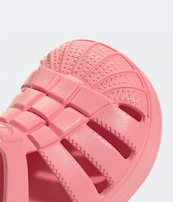 תקריב של סנדל גומי ורוד עם עיצוב מרקם, מבית קבוצת אלפא CHOZEN