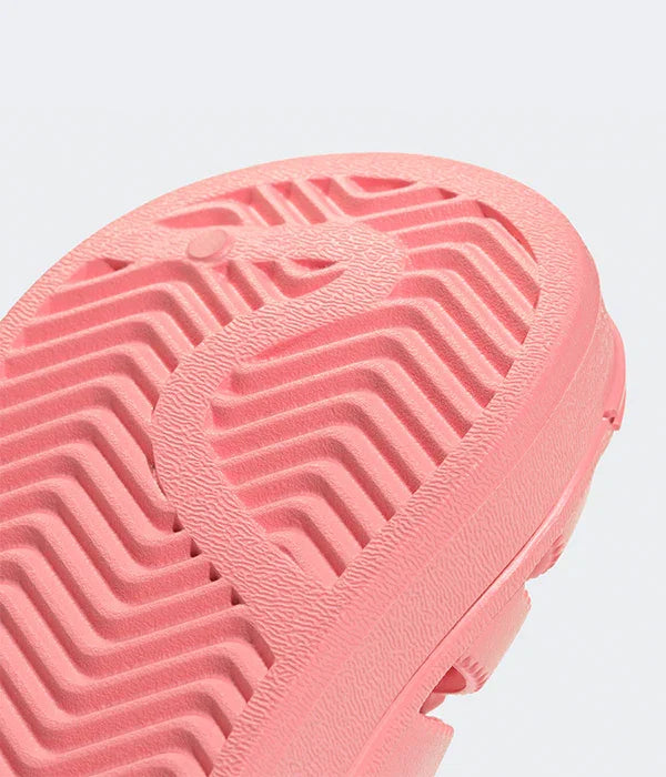 סוליית כפכף ורודה עם טקסטורה מודגשת, צילום תקריב באתר CHOZEN