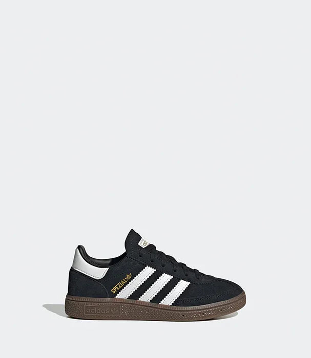 סניקרס adidas Spezial שחורות עם פסים לבנים וסוליה חומה על רקע לבן, נעליים מותגי על מחנות CHOZEN