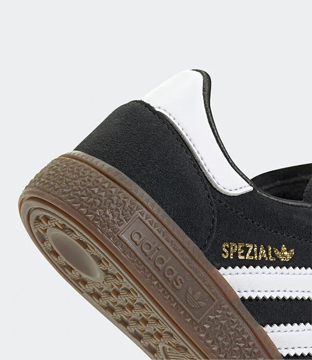 סניקרס adidas Spezial שחורות עם סוליה חומה וללוגו זהב, מתוך CHOZEN מותגים מובילים