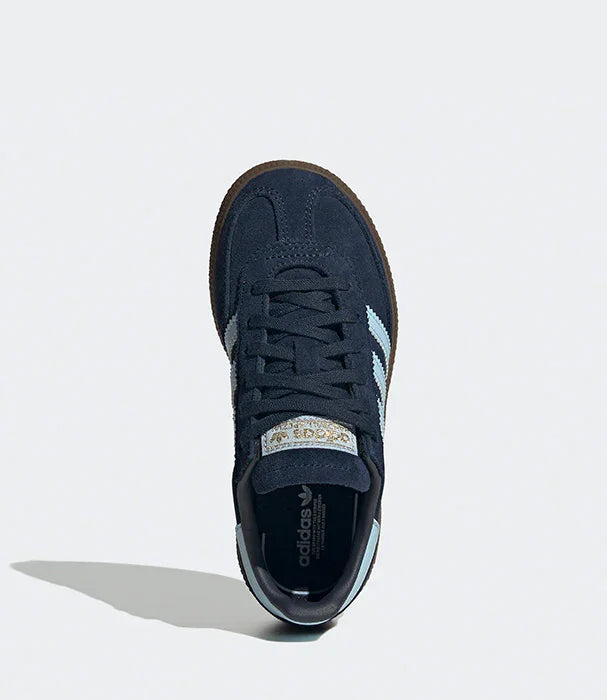 נעל ספורט כחולה של אדידס עם שלושה פסים לבנים, צילום על רקע אפור, יבואן קבוצת אלפא