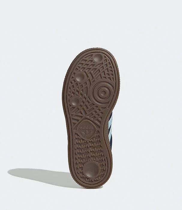 סוליה של נעל אדידס מקורית, מבט תחתון, רקע לבן, CHOZEN קניית מותגים