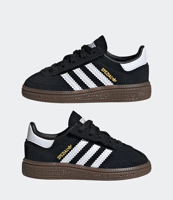 נעלי אדידס Spezial שחורות לילדים עם שלושה פסים לבנים, מוצגות בזוג על רקע לבן.