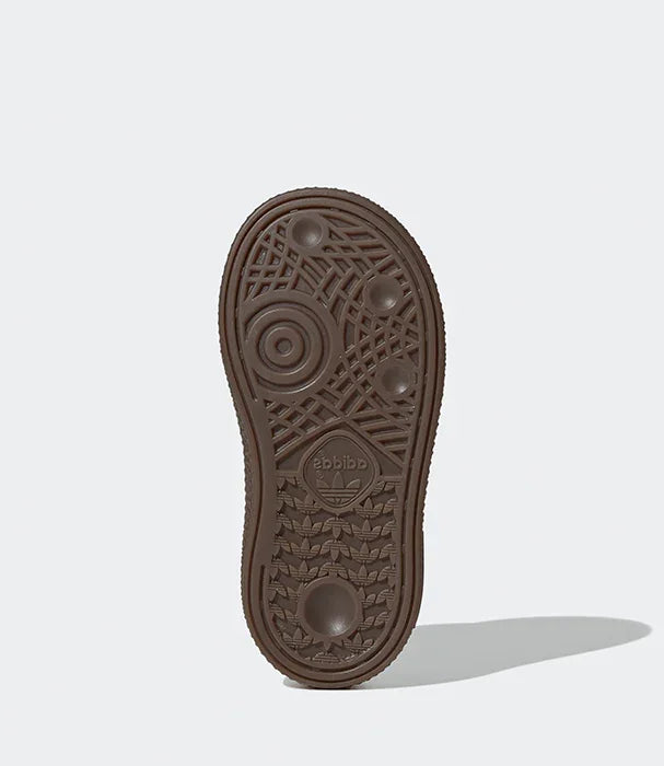 סוליית נעל אדידס חומה עם דוגמה גיאומטרית, מבט תחתון, CHOZEN מותגים מובילים