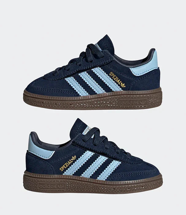 נעלי adidas navy לילדים עם פסים תכלת, דגם Spezial, רקע אפור - מותגי הנעלה CHOZEN