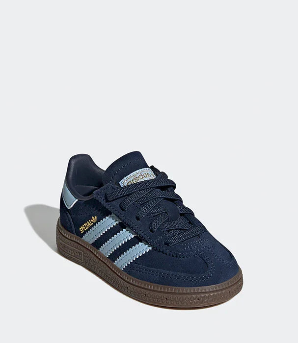 נעל ספורט אדידס בצבע כחול כהה עם סוליה חומה, שלושה פסים לבנים, CHOZEN מותגים מובילים