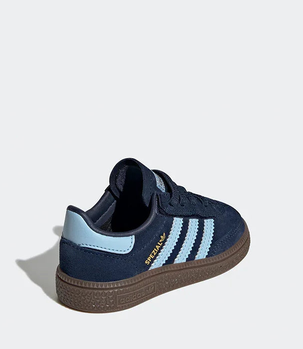 נעל אדידס Spezial בצבע כחול כהה ותכלת, סוליית גומי חומה, מצולם על רקע לבן, CHOZEN
