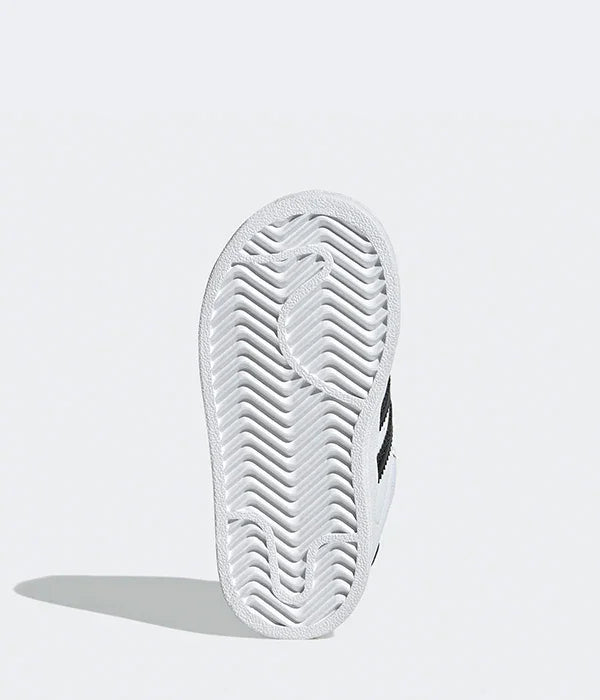 סוליה של נעל ספורט לבנה עם דוגמת זיגזג, נעלי מותג מבית קבוצת אלפא CHOZEN