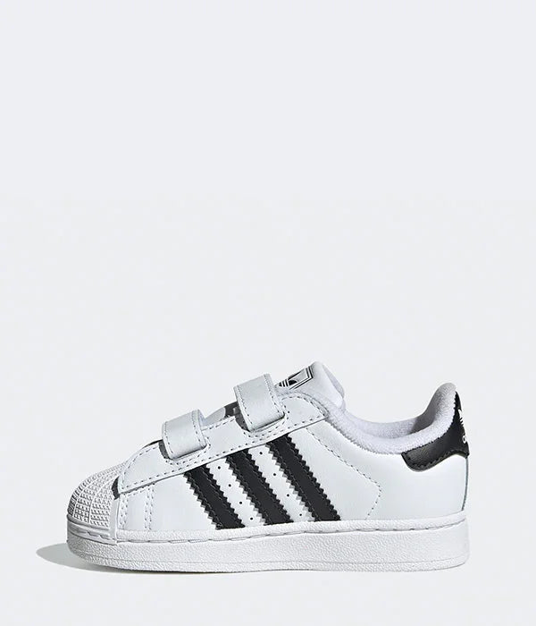 נעל סניקרס לבנה עם שלושה פסים שחורים, סקוצ'ים, מותג ADIDAS, CHOZEN קבוצת אלפא