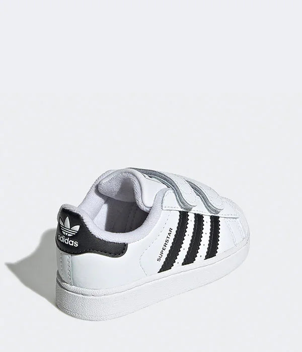 נעלי אדידס Superstar לילדים בצבע לבן עם שלושה פסים שחורים, דגם פופולרי מחנות CHOZEN