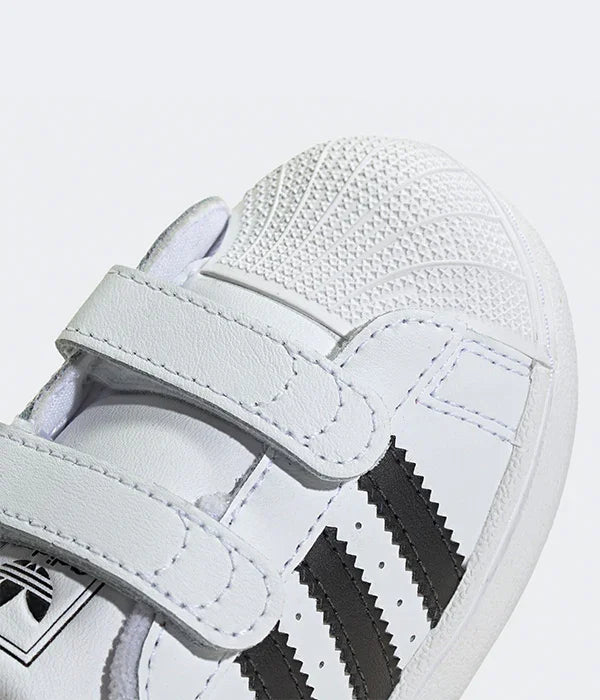 נעל ילדים לבנה עם סקוצ'ים, עיצוב שלושה פסים שחורים, דגם סניקרס CHOZEN