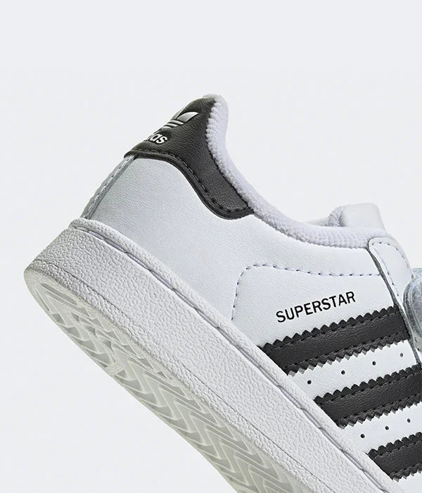 נעל אדידס סופרסטר בצבע לבן עם פסים שחורים, צילום תקריב, ב-CHOZEN