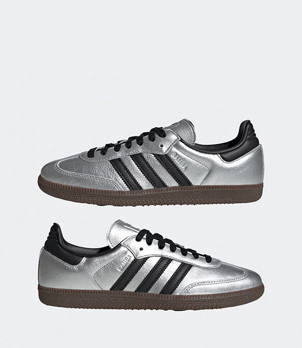 נעלי ספורט אדידס סאן פאולו כסופות עם שלושה פסים שחורים, רקע אפור, CHOZEN