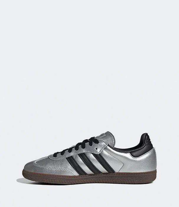 נעל אדידס ספורט כסופה עם שלושה פסים שחורים, למכירה ב-CHOZEN מבית קבוצת אלפא