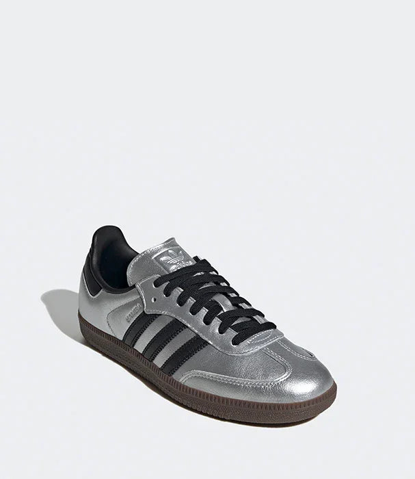 נעל ספורט כסף עם פסי צד שחורים, דגם אדידס, HOMEPAGE CHOZEN