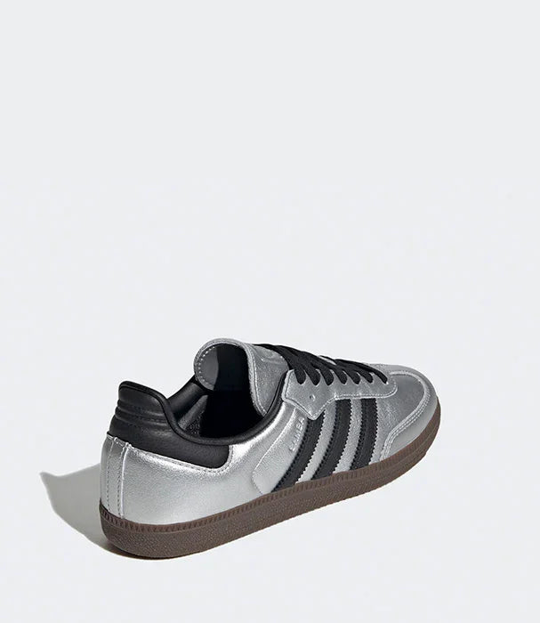 סניקרס אדידס אפור מטאלי עם פסים שחורים, נעל ספורט אופנתית CHOZEN