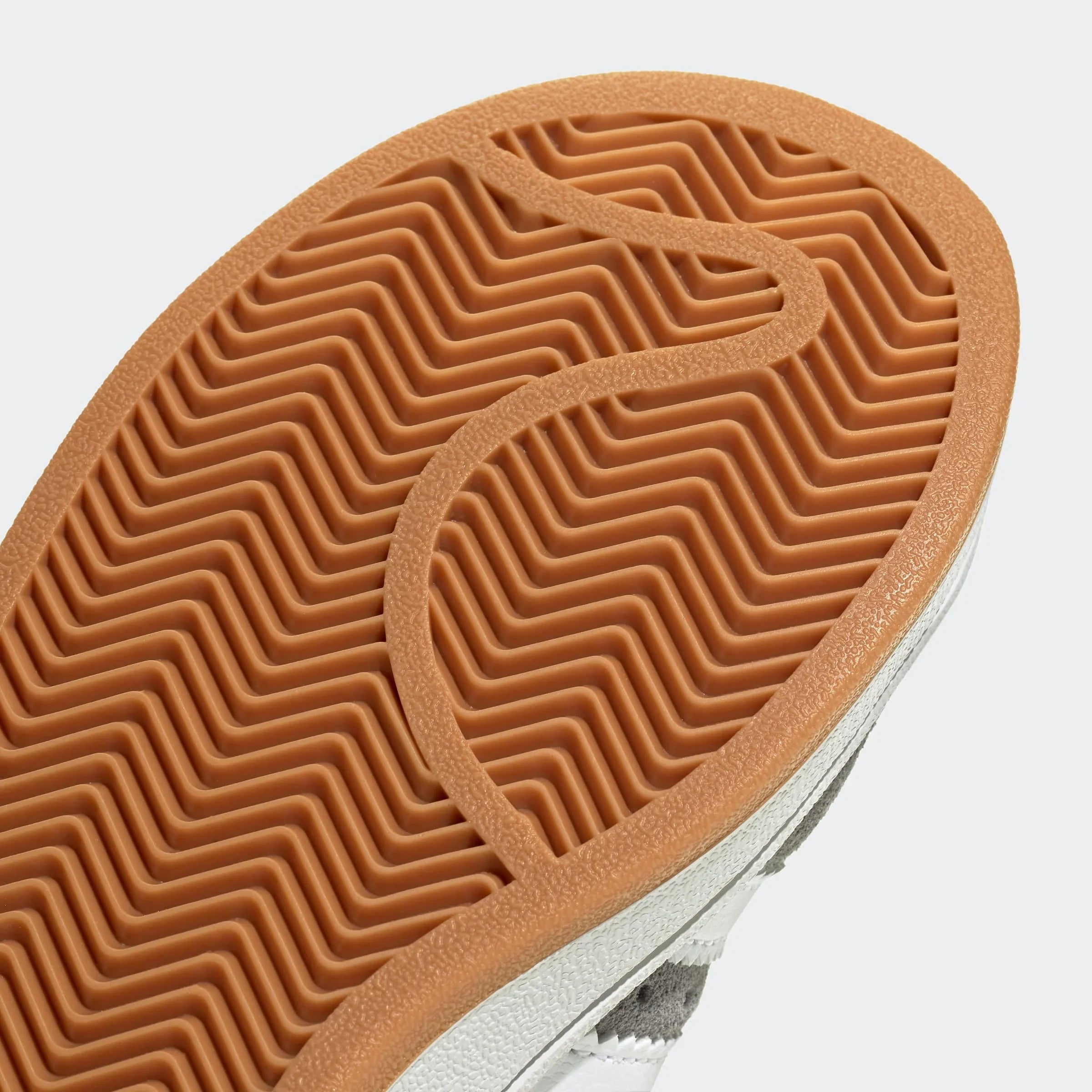 סוליית נעל ספורט חומה עם דוגמת זיגזג, מותגי CHOZEN, מבית קבוצת אלפא