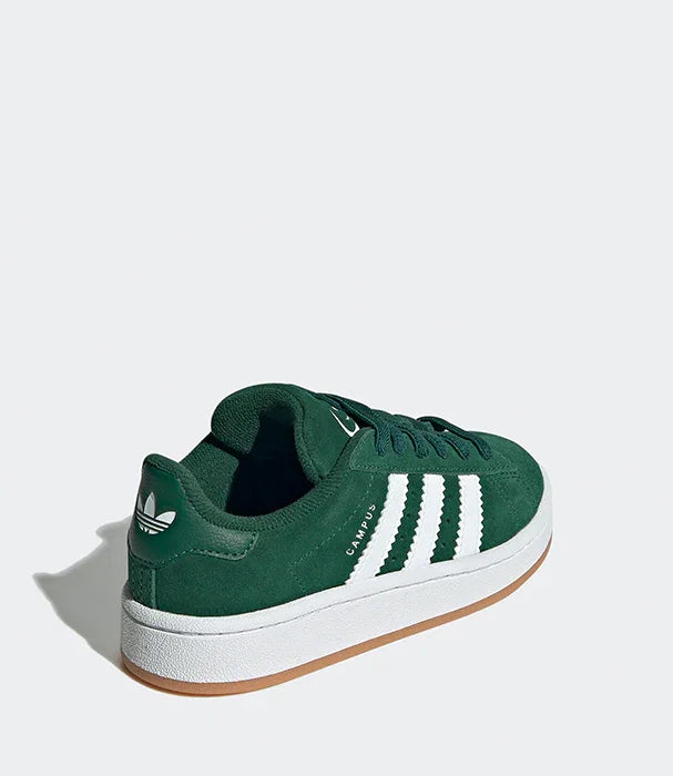 סניקרס ירוקות adidas דגם CAMPUS עם שלושה פסים לבנים, צילום באור טבעי רקע לבן, CHOZEN מותג מוביל