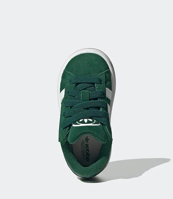 נעל ספורט ירוקה עם שרוכים וסוליה לבנה, adidas, צילום על רקע אפור מ-CHOZEN