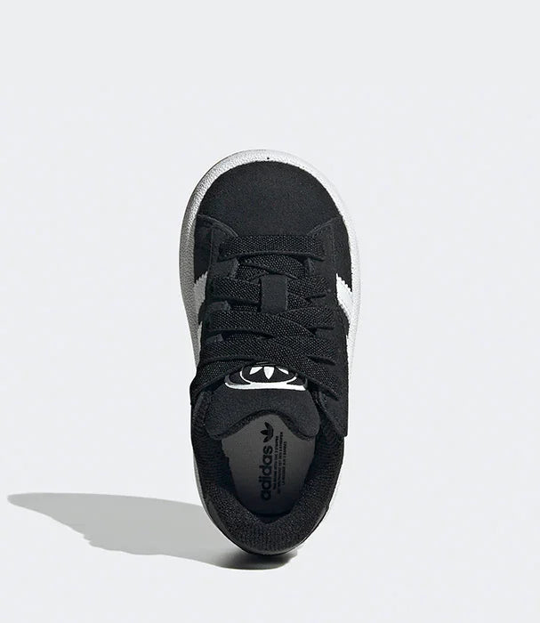 נעל אדידס שחורה לילדים עם שרוכים, לוגו adidas, על רקע אפור, מרשת CHOZEN