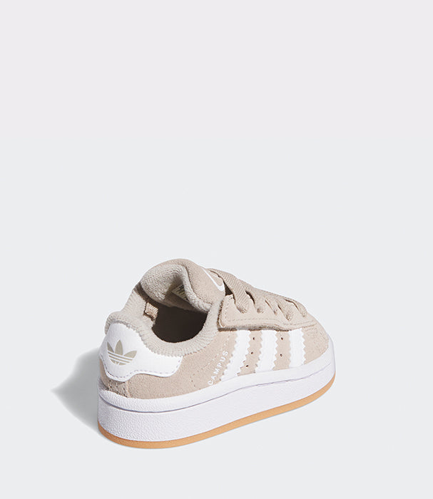 נעל ספורט קלאסית בצבע בז' עם סוליה לבנה ופסים לבנים, צילום בזווית אחורית