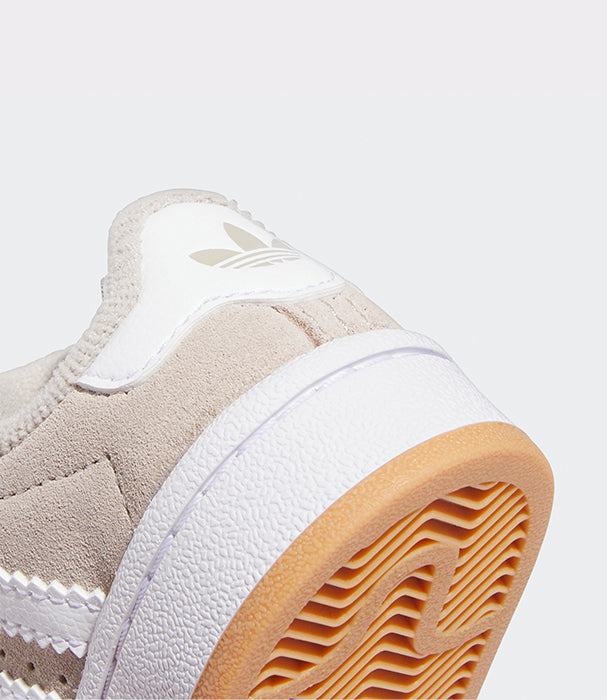 נעל סניקרס בצבע בז׳ עם סוליה לבנה וסמל טרפויל בחלק האחורי, דגם נעלי ספורט אופנתי