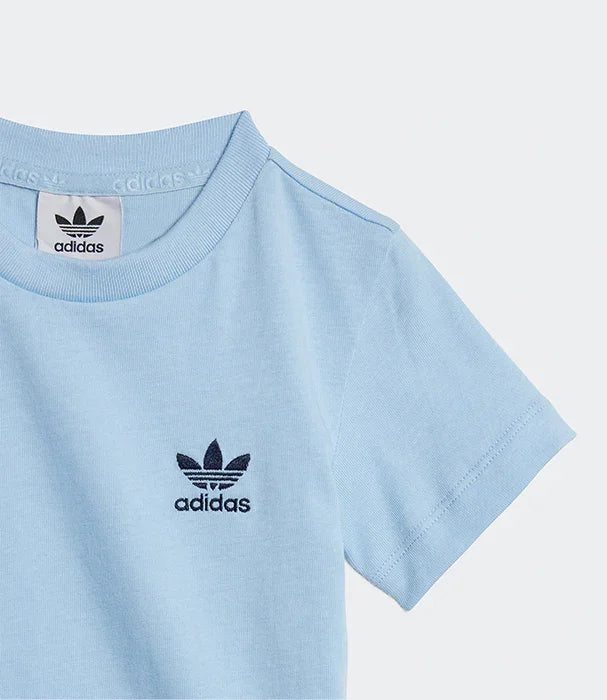 חולצת טי כחולה של אדידס עם לוגו טריפוליה רקום, צילום פרטי, CHOZEN