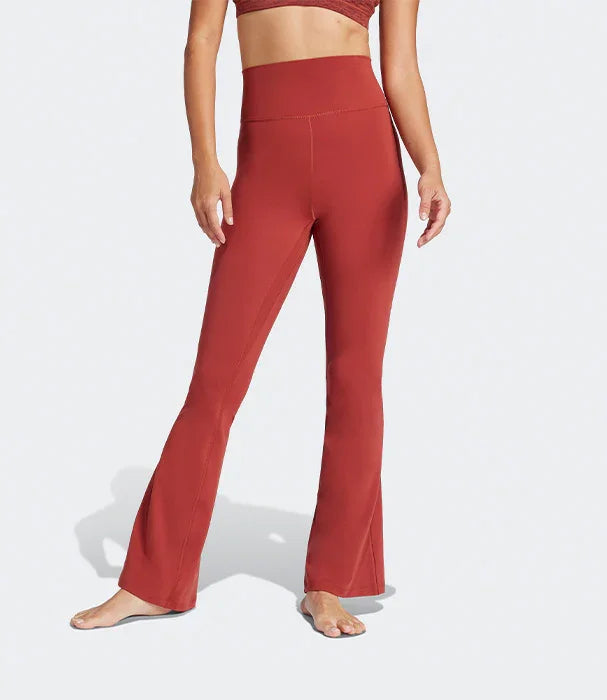 דגם יוגה צמוד אדום על דוגמנית, אופנת נשים CHOZEN, מותגים מובילים בישראל