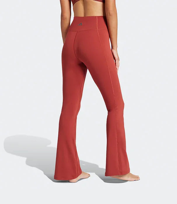 טייץ אדום קז'ואל באורך מלא על דוגמנית, צילום מאחור, אופנת נשים CHOZEN