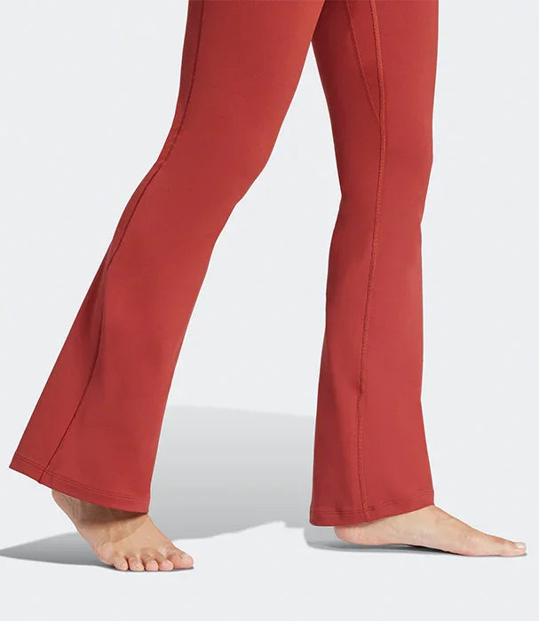 מכנסי נשים אדומים מתרחבים, דגם ספורטיבי על מודל, אופנת CHOZEN