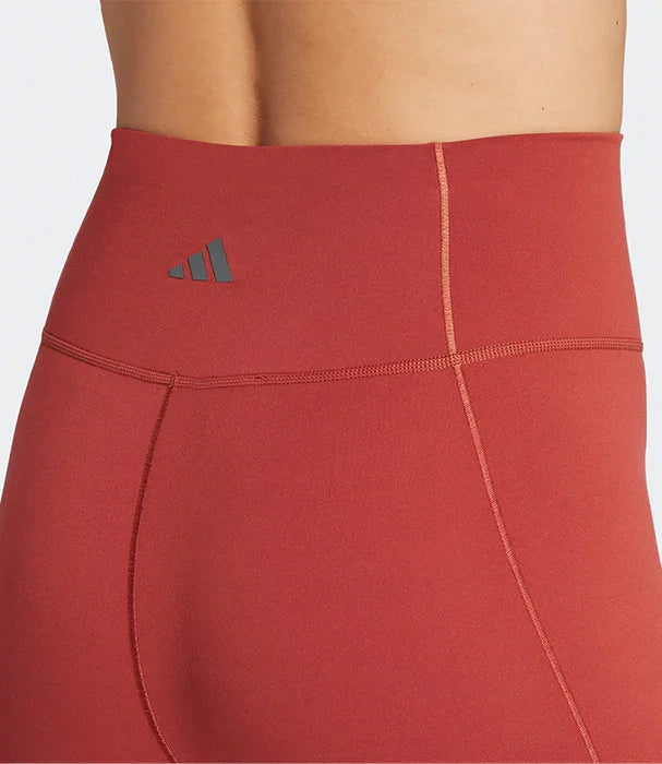 טייץ אדום ספורט אדידס לנשים, תפרים מודגשים ולוגו, למכירה ב-CHOZEN קבוצה אלפא