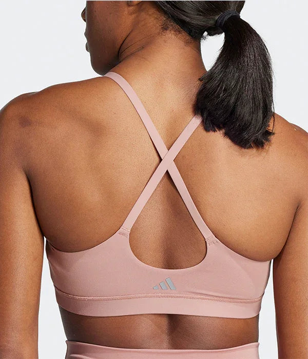 חזיית ספורט ורודה עם כתפיות מוצלבות בגב, דגם אדידס, נלבשת על דוגמנית, CHOZEN