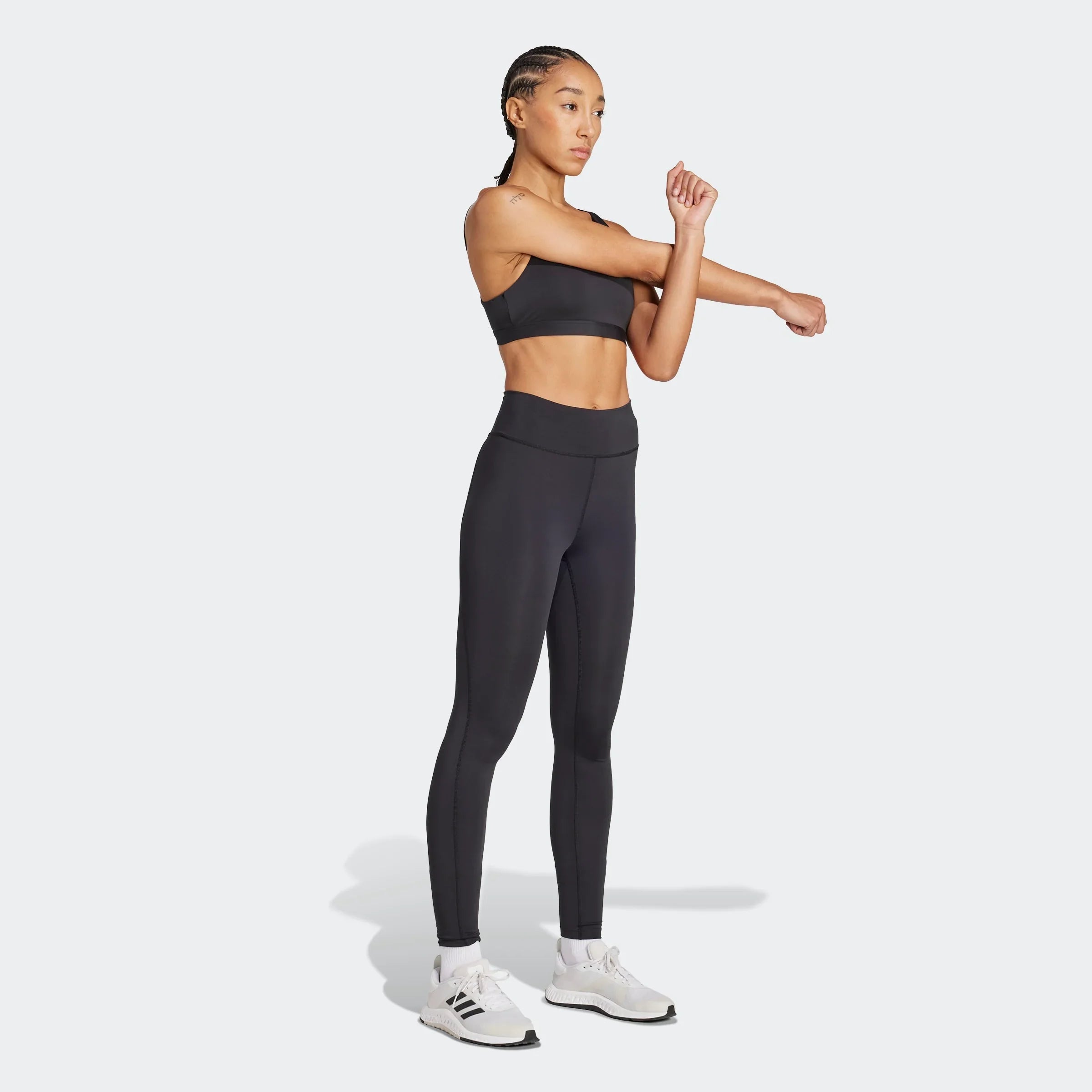 אישה בספורט אפור לובשת טייץ וגוזיית ספורט, מותגי ספורט ב-CHOZEN