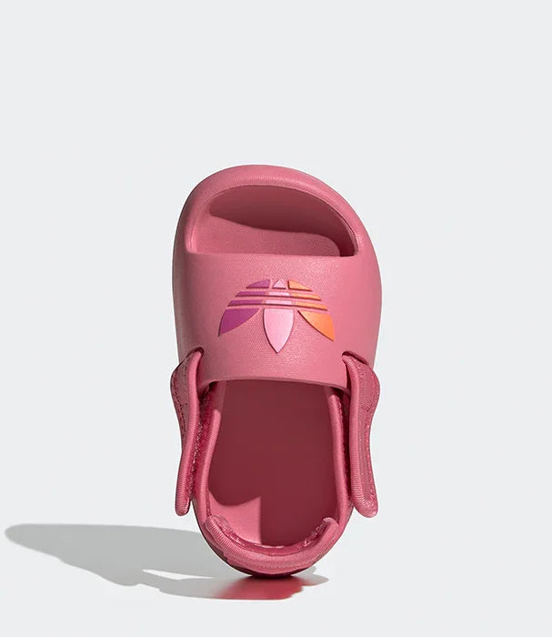 סנדל ילדים ורוד עם לוגו אדידס צבעוני, צילום מלמעלה, נעליים מותגים ב-CHOZEN