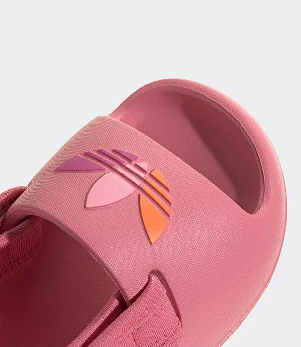 כפכף ורוד לילדים עם לוגו אדידס צבעוני, צילום מוצר ל-CHOZEN