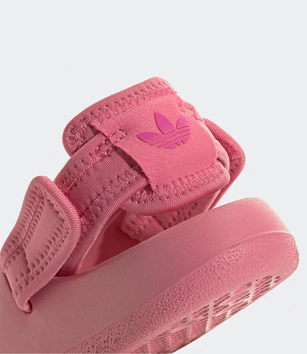 סנדל אדידס ורוד עם סמל המותג, תקריב רצועה, נעלי ילדים CHOZEN