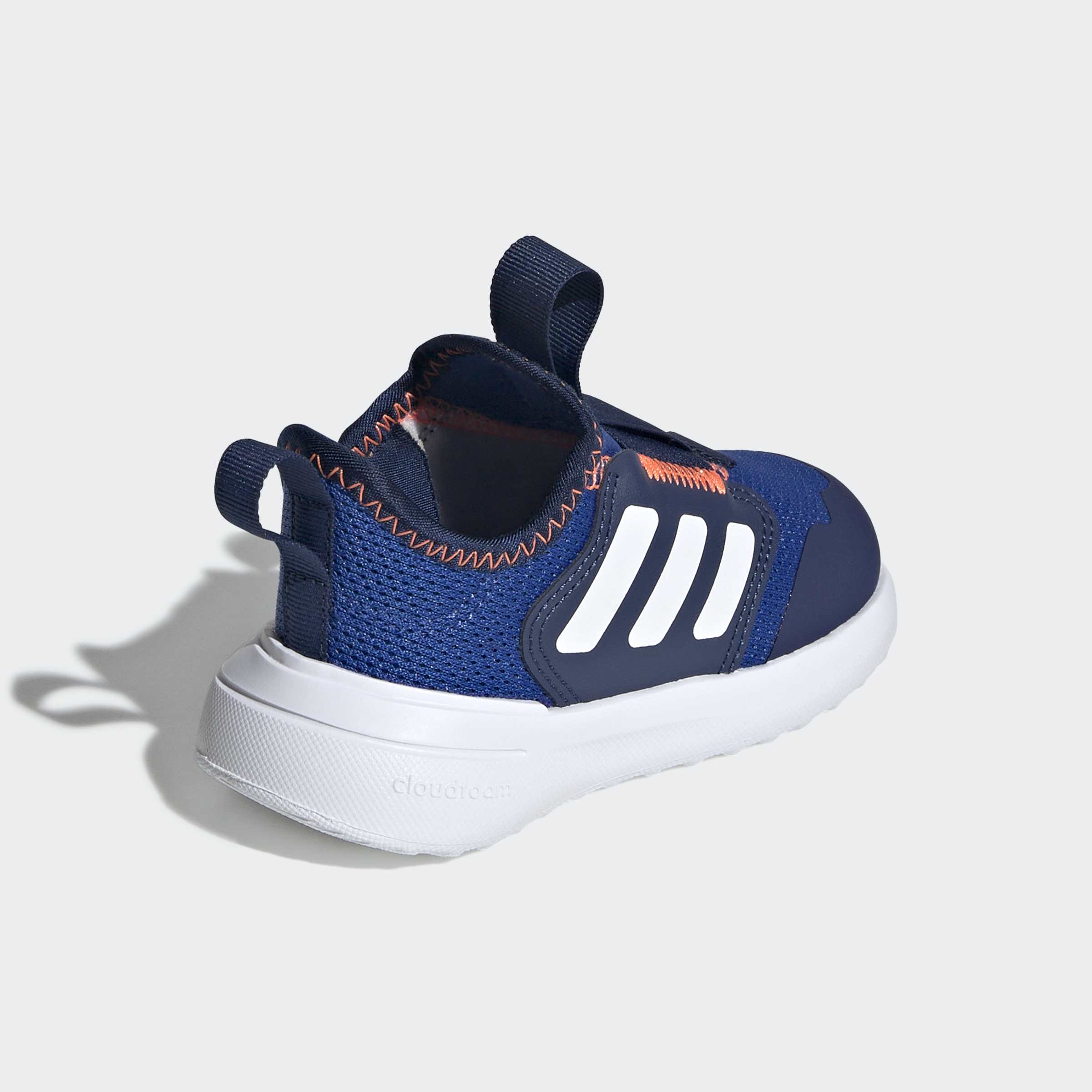 נעל ספורט כחולה לילדים עם סוליה לבנה, פסים לבנים ורקמת כתום, צילום מזווית אחורית