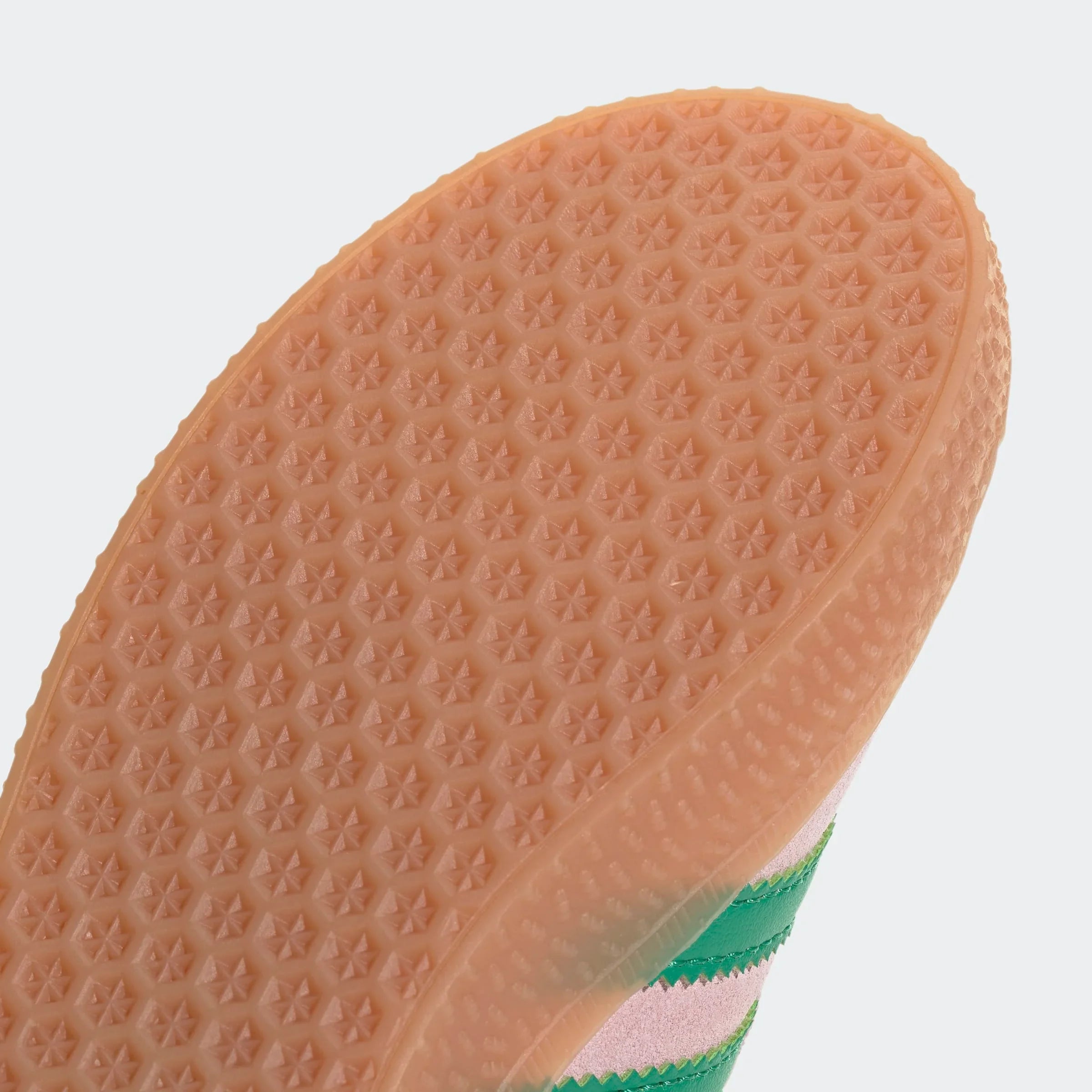 תקריב סוליית נעל ספורט גומי, דוגמת כוכבים, פסים ירוקים מבית CHOZEN