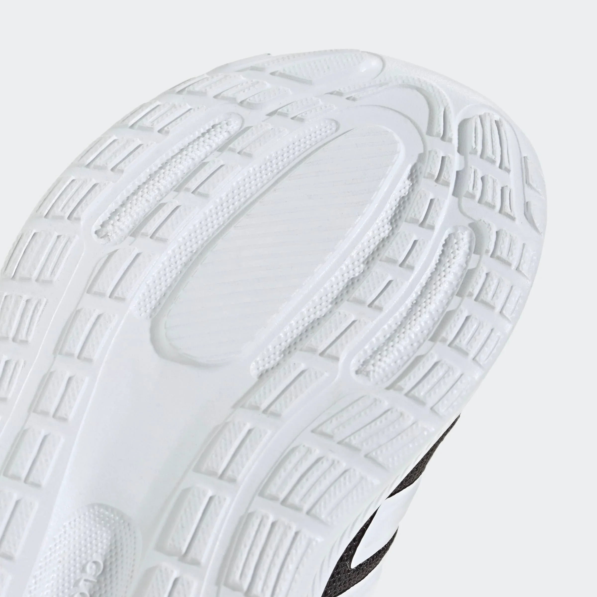 תקריב סוליית נעל ספורט בצבע לבן עם דוגמה טקסטורה לאחיזה מירבית