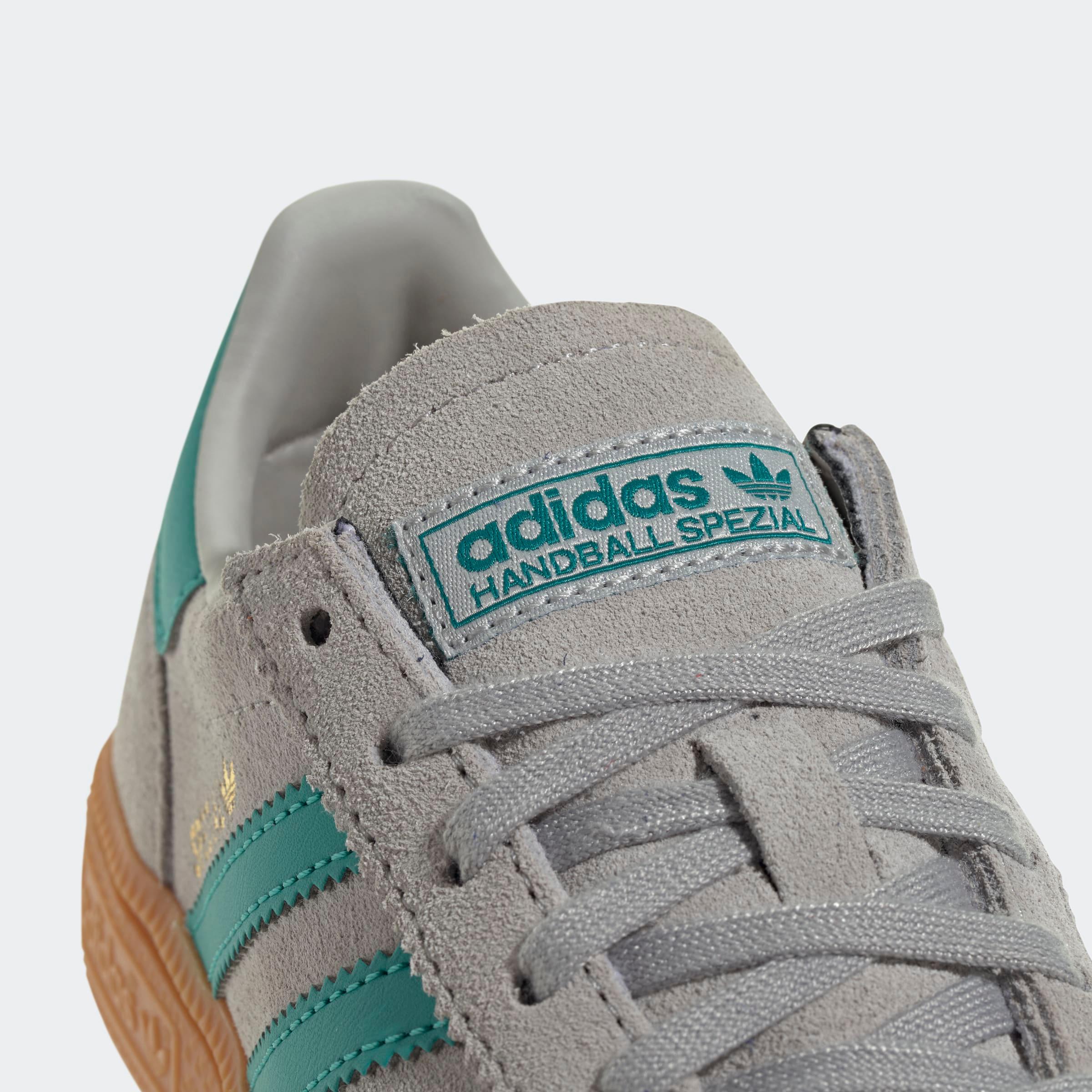 נעל אדידס HANDBALL SPEZIAL אפורה עם פסי טורקיז ועקב גומי, מוצר מקבוצת אלפא CHOZEN
