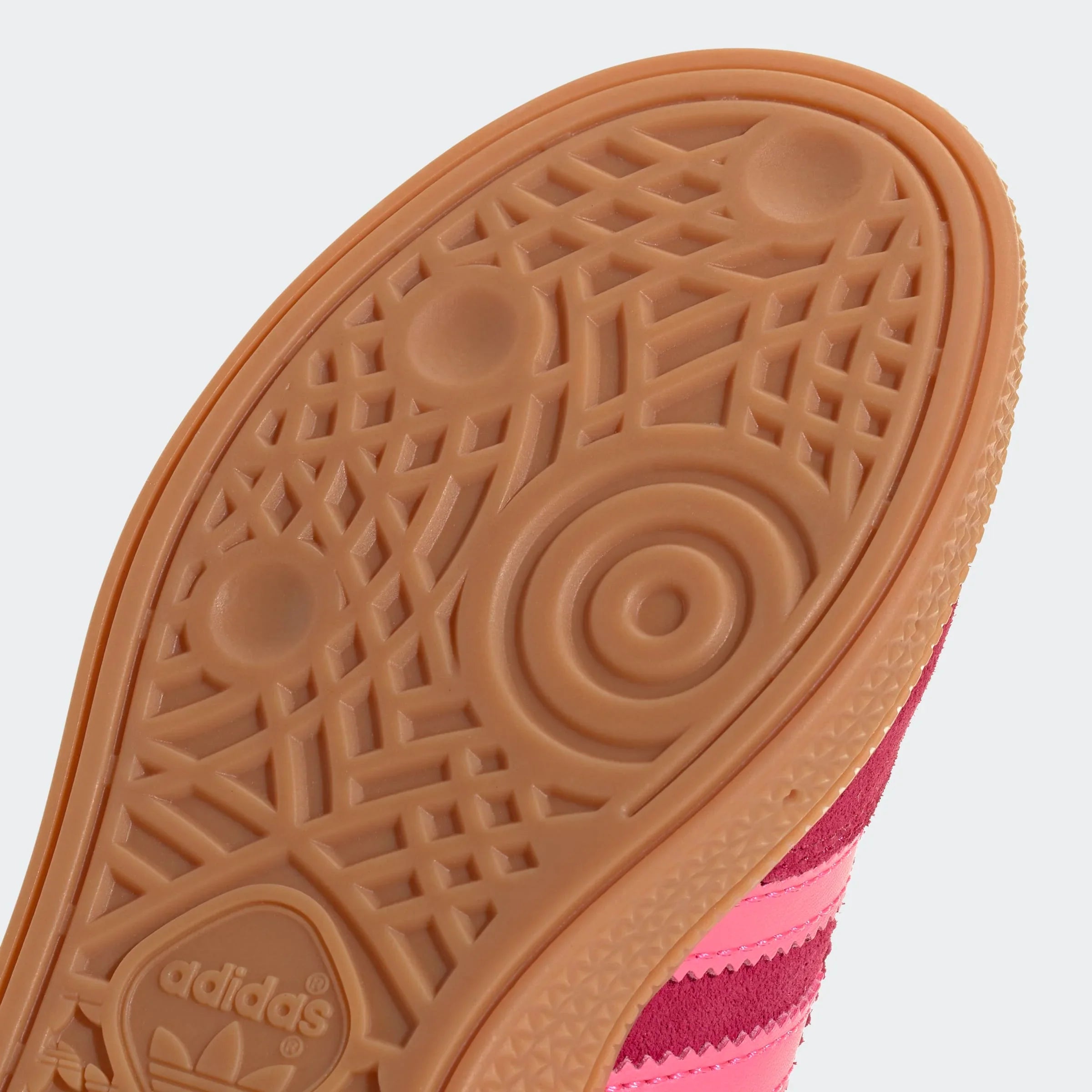 סוליית נעל אדידס מקורית בצבע חום עם טקסטורה ייחודית, חלק מדגם סניקרס CHOZEN