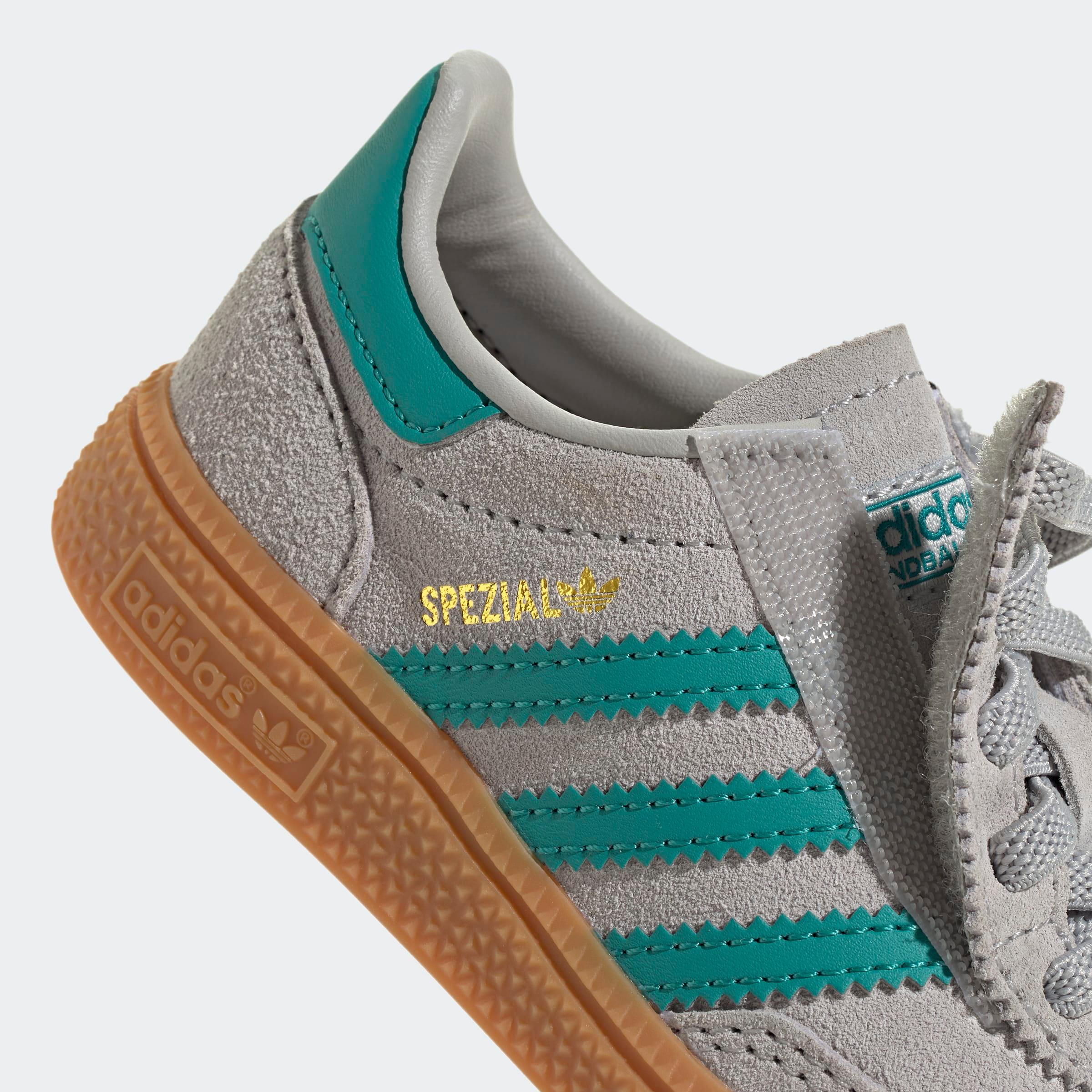 נעל אדידס Spezial בצבע אפור עם פסי טורקיז וסוליית גומי חומה, קולקציית CHOZEN