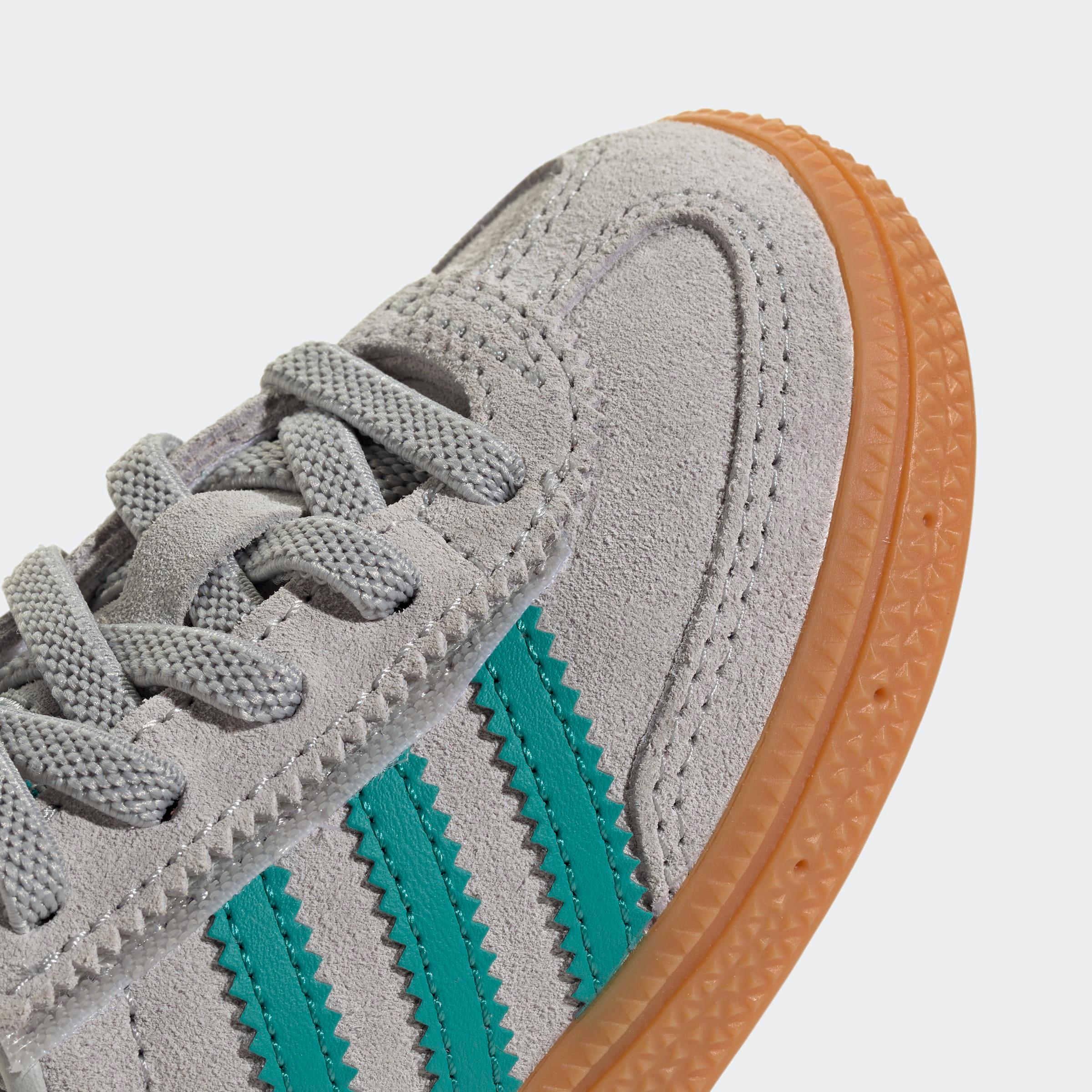 סניקרס אפור בהיר עם שלושה פסים טורקיז וסוליית גומי, צילום תקריב, CHOZEN